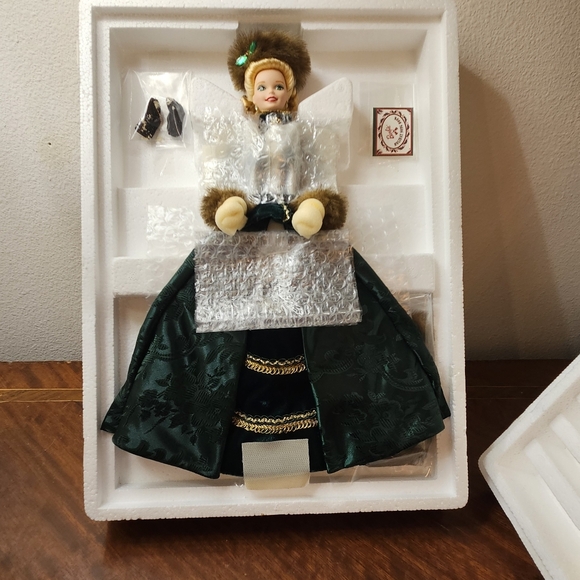 Holiday Collection Porcelain Holiday Caroler - Picture 6 of 8